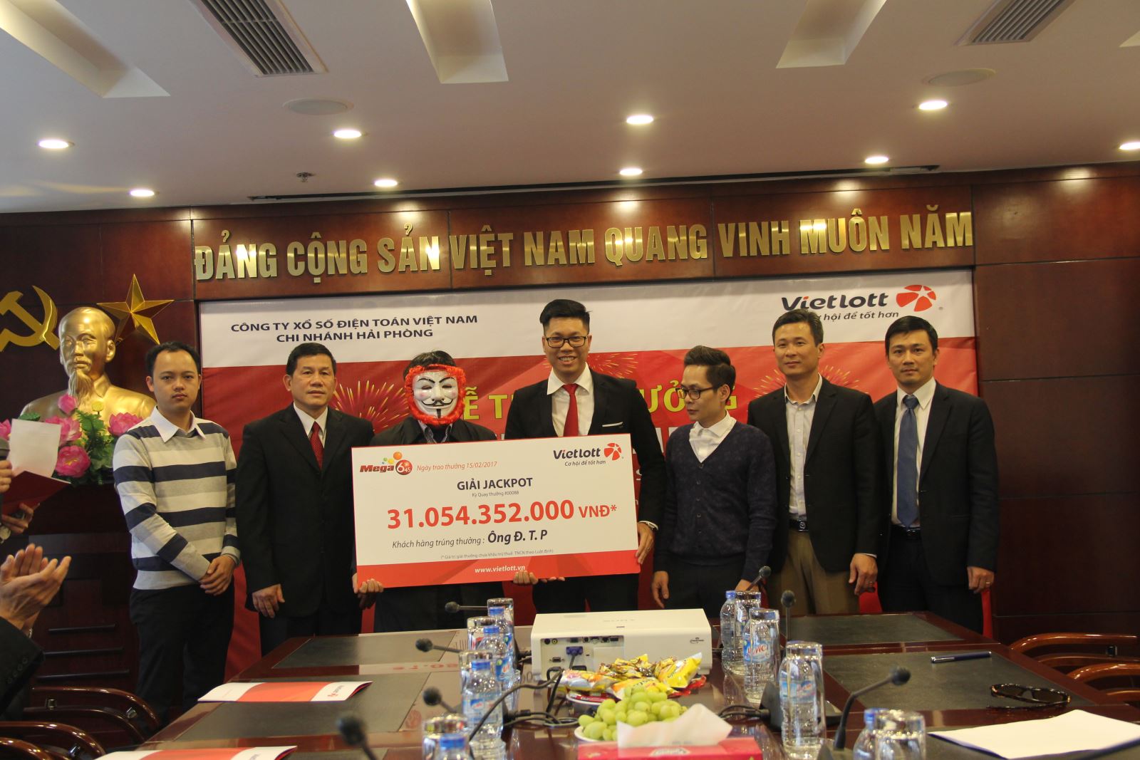 Chủ nhân giải jackpot trị giá 31 tỷ đồng đến từ Hà Nội đã tới nhận giải hình ảnh gốc Chu nhan giai jackpot tri gia 31 ty dong den tu Ha Noi da toi nhan giai hinh anh goc